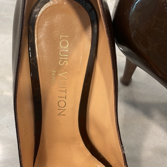 Louis Vuitton brown patent pumps with stacked wood heel and Mary jane strap. - Picture 2 of 7